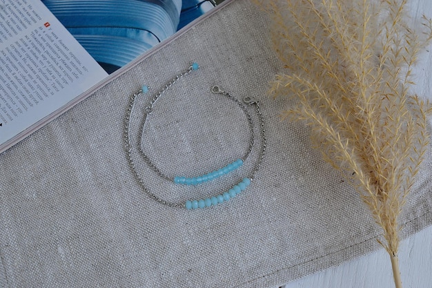 trzy haftowane próbki